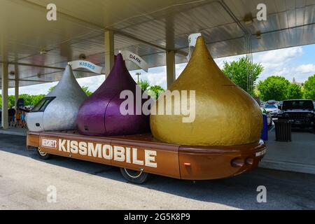 Hershey, PA, USA – 27 giugno 2021: L'Hershey Kissmobile è parcheggiato presso l'edificio Chocolate World vicino all'ingresso principale di Hersheypark. Foto Stock