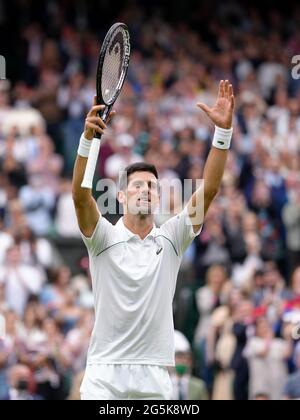 Novak Djokovic celebra la vittoria contro Jack Draper sul campo centrale il primo giorno di Wimbledon all'All England Lawn Tennis and Croquet Club, Wimbledon. Data immagine: Lunedì 28 giugno 2021. Foto Stock