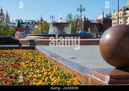 Mosca, Russia - 10 maggio 2021: Vista delle fontane sulla piazza di fronte al Teatro Bolshoi (Teatro Grande). Mosca architettura e punto di riferimento, MOS Foto Stock