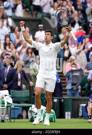 Novak Djokovic celebra la vittoria contro Jack Draper sul campo centrale il primo giorno di Wimbledon all'All England Lawn Tennis and Croquet Club, Wimbledon. Data immagine: Lunedì 28 giugno 2021. Foto Stock