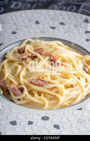 Primo piano di piatto di spaghetti carbonara Foto Stock
