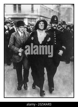 Arresto di suffragette Londra 1913 suffragette - Londra - arresto di suffragette - Ott. 1913 poliziotti e semplici guardiani scorta donna. Creato / pubblicato il 1913 ottobre Foto Stock