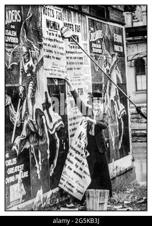 Vintage Bill Posting for Suffragette Movement 'VOTES FOR WOMEN' [Miss Louise Hall with Brush and Susan Fitzgerald assisting Bill Posting in Cincinnati] Bain News Service, editore [tra ca. 1910 e ca. 1915] Foto Stock