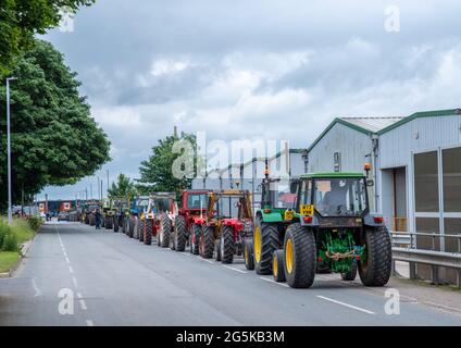 27 Giugno 2021 - Pocklington, East Yorkshire, UK - Beacon Young Farmers Club Tractor Run. Linea di trattori parcheggiati su terreni industriali. Foto Stock