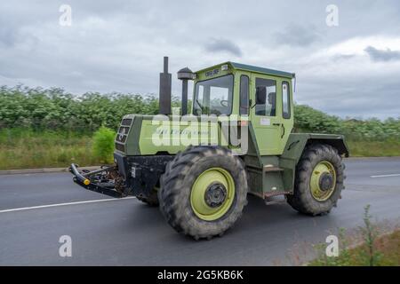 27 Giugno 2021 - Pocklington, East Yorkshire, UK - Beacon Young Farmers Club Tractor Run. Trattore verde MB Trac a due toni su strada. Foto Stock