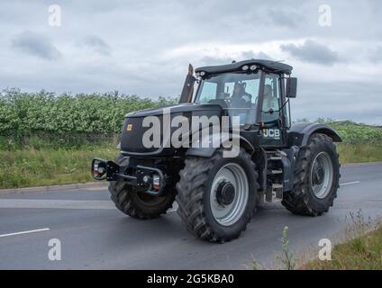 27 Giugno 2021 - Pocklington, East Yorkshire, UK - Beacon Young Farmers Club Tractor Run. Trattore grande nero e grigio in autostrada. Foto Stock