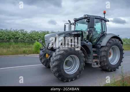 27 Giugno 2021 - Pocklington, East Yorkshire, UK - Beacon Young Farmers Club Tractor Run. Grande trattore nero e grigio su strade pubbliche. Foto Stock