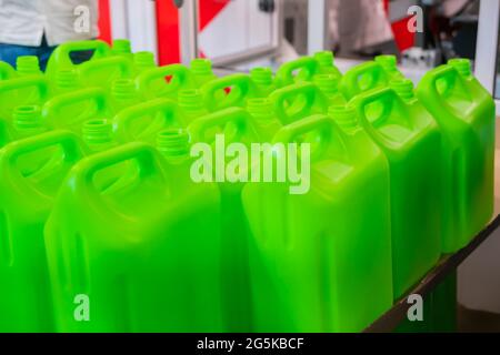 Molte taniche di plastica verdi vuote Foto Stock