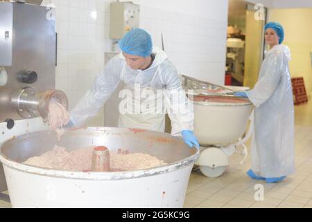 lavoro su una linea automatizzata di lattine di trasporto Foto Stock