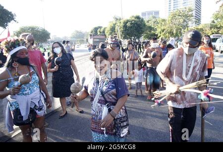 Rio de Janeiro, Rio de Janeiro, Brasile. 28 Giugno 2021. 21.2021 giugno, Rio de Janeiro (RJ), Brasile: La manifestazione su Avenida Radial Oeste blocca le corsie all'altezza di Maracana, nella zona Nord di Rio, verso Praca da Bandeira, questo Lunedi mattina. I manifestanti hanno sparato contro gli oggetti e hanno protestato contro la PL 490, che mira a cambiare la demarcazione delle terre indigene nel paese. Secondo il Rio Operations Center (COR), ci sono ritentamenti. Credit: Alamy Live News Foto Stock