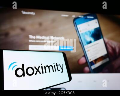 Smartphone con logo della piattaforma di rete medica statunitense Doximity Inc. Sullo schermo di fronte al sito Web aziendale. Mettere a fuoco sulla sinistra del display del telefono. Foto Stock