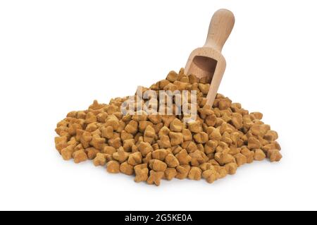 Studio di un mucchio di cibo secco cane tagliato su uno sfondo bianco - John Gollop Foto Stock