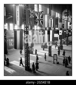 UNION STATION WW2 ALLIED FLAGS CONCOURSE Archivio Propaganda Chicago Illinois. Union Station Concourse durante la seconda guerra mondiale con Bandiere caratterizzato degli Alleati e il mondo libero seconda guerra mondiale Jack Delano fotografo 1943 Gen.- Stati Uniti--Illinois--Cook County--Chicago USA Foto Stock