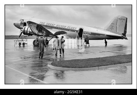 Aeroporto 1940's Business Travel passeggeri a bordo di un 'Great Silver Fleet' DC3 Eastern Airlines in una tranquilla giornata piovosa presso l'aeroporto municipale di Washington, D.C. USA Jack Delano fotografo Stati Uniti. Farm Security Administration. [1941 luglio] nel corso del WW2 - Stati Uniti--Distretto di Columbia--Washington (D.C.) AMERICA USA Foto Stock