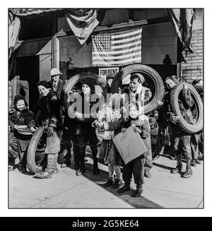 WW2 ROTTAMI DI GOMMA METALLO CARTA ecc per la seconda guerra mondiale degli anni '40 Chicago (nord), Illinois. Bambini e famiglie che portano rottami al quartier generale della difesa civile Jack Delano fotografo 1942 nov Stati Uniti--Illinois--Cook County--Chicago Foto Stock