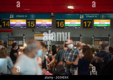 Lissabon, Portogallo. 05 febbraio 2021. Le persone si accodano davanti ai banchi delle compagnie aeree Lufthansa e Swiss all'aeroporto. In considerazione dell'aumento delle infezioni da Corona della varietà Delta, la polizia federale effettuerà controlli speciali presso l'aeroporto di Francoforte sui viaggiatori provenienti dal Portogallo a partire dal 29.06.2021. Credit: Paulo Mumia/dpa/Alamy Live News Foto Stock