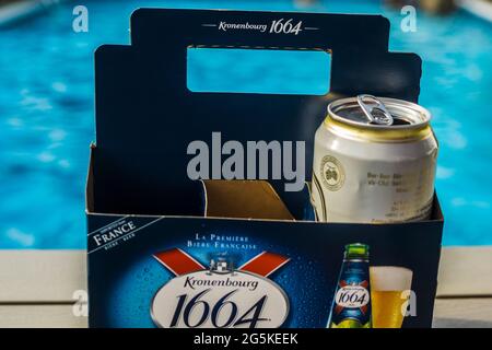 Toronto, Canada, 2020 agosto - birra francese Kronenbourg 1664 scatola con una lattina aperta, presso una piscina. Foto Stock