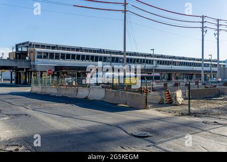 Kennedy subway station building, Scarborough, Canada, novembre 2020 - lavori di espansione in corso nella stazione trafficata Foto Stock