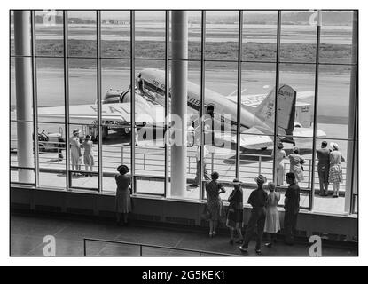 Terminal dell'aeroporto 1940 American Airline Travel USA Eastern Airlines Silverliner DC3 Airliner Airliner sul asfalto con i visitatori che guardano l'attività, visto attraverso la finestra della sala d'attesa della sala partenze. Aeroporto Municipale, Washington, DC di Jack Delano, fotografo 1941 luglio. WW2 - Stati Uniti--Distretto di Columbia--Washington (D.C.) Foto Stock