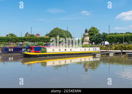 Barche colorate e strette ormeggiate nel porticciolo di Stratford-upon-Avon, Warwickshire Foto Stock