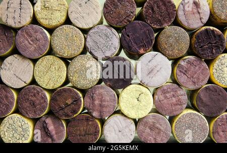 Primo piano di stack isolato molti tappi di vino per sfondo Foto Stock