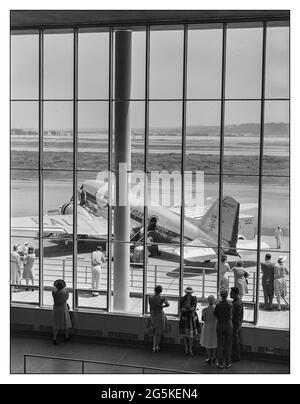 1940 American Airline Travel USA Eastern Airlines Silverliner aereo DC3 aereo di linea sulla asfalto con i visitatori che guardano l'attività, visto attraverso la finestra della sala d'attesa. Aeroporto Municipale, Washington, DC di Jack Delano, fotografo 1941 luglio. WW2 - Stati Uniti--Distretto di Columbia--Washington (D.C.) Foto Stock