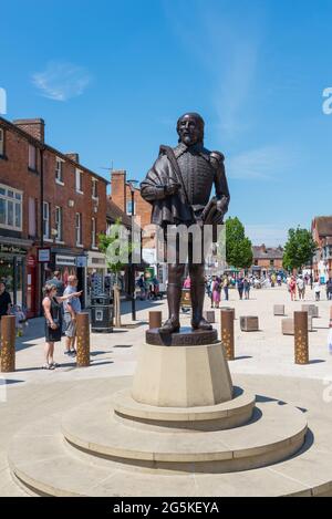 Grande statua in bronzo di William Shakespeare su Henley Street a Stratford-upon-Avon, Warwickshire Foto Stock