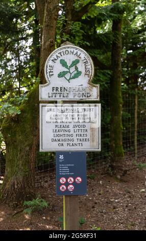 Cartello National Trust al Frensham Little Pond vicino a Farnham, Surrey, nel sud-est dell'Inghilterra, un famoso luogo di bellezza all'aperto e un'area ricreativa Foto Stock