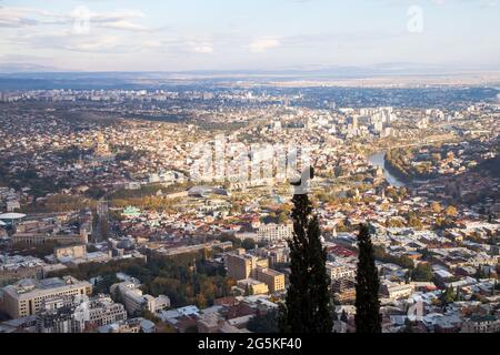 Vista aerea della città di Tbilisi dalla Georgia dal Monte Mtatsminda.Tbilisi capitale della Georgia Foto Stock