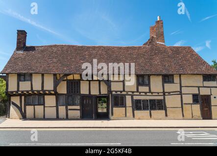 Masons Court è una casa di pullman di grado 2 del XV secolo ed è l'edificio più antico di Stratford-upon-Avon, nel Warwickshire Foto Stock