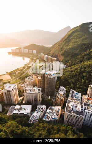 Vista aerea degli edifici di appartamenti di fronte alla laguna e tra le montagne di Rio de Janeiro, Brasile Foto Stock