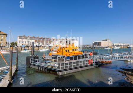 La scialuppa di salvataggio RNLI 'RNLB Ernest and Mabel' ormeggiata a Weymouth, una località balneare di Tholiday sull'estuario del fiume Wey a Dorset, costa meridionale dell'Inghilterra Foto Stock