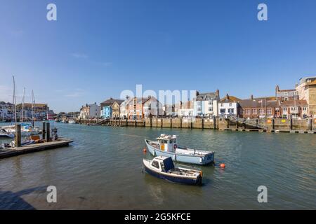 2 piccole barche a motore ormeggiate a Weymouth, una cittadina di mare e popolare località turistica sull'estuario del fiume Wey a Dorset, costa meridionale dell'Inghilterra Foto Stock