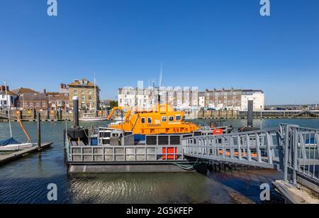 La scialuppa di salvataggio RNLI 'RNLB Ernest and Mabel' ormeggiata a Weymouth, una località balneare di Tholiday sull'estuario del fiume Wey a Dorset, costa meridionale dell'Inghilterra Foto Stock