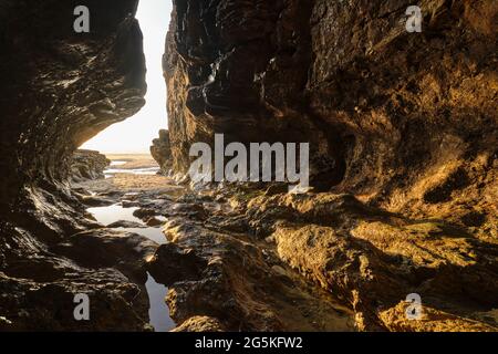 Perranporth spiaggia grotta Foto Stock