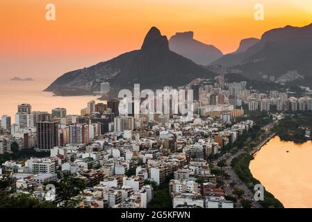 Vista degli edifici e delle montagne del distretto di Ipanema e Leblon al tramonto a Rio de Janeiro, Brasile Foto Stock