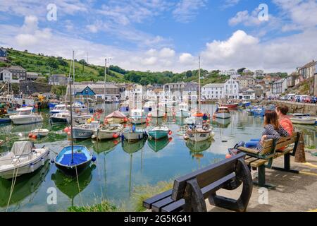 I visitatori si divertono a Mevagissey in Cornovaglia Foto Stock
