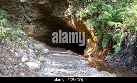 Una piccola grotta di arenaria vicino alla Grotta di Gutman a Sigulda Lettonia Foto Stock