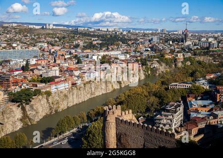 Vista sulla città di Tbilisi dalla fortezza di Narikala Foto Stock