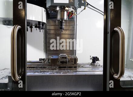 Fresatrice automatica in un impianto industriale. Foto Stock