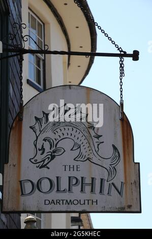 Il cartello del pub appeso fuori del Dolphin Inn nella città di Dartmouth del Devon. Foto Stock