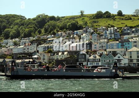 La banchina e la città di Dartmouth preso dal veicolo superiore e traghetto passeggeri che attraversa la città a Kingswear. Foto Stock