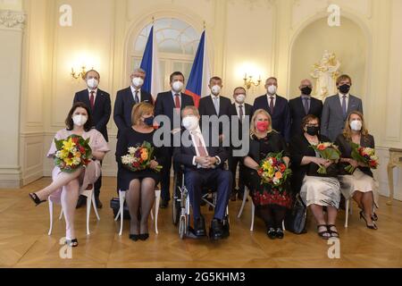 Il presidente ceco Milos Zeman, in sedia a rotelle, e i membri del governo posa per la foto di famiglia durante l'incontro di Zeman con i membri del gabinetto, il 28 giugno 2021, a Lany, Repubblica Ceca. Nella foto si vedono L-R in alto fila il Ministro degli Affari Esteri Jakub Kulhanek, il Ministro dell'industria e dei Trasporti Karel Havlicek, il Ministro degli interni Jan Hamacek, il primo Ministro Andrej Babis, il Ministro della Cultura Lubomir Zaoralek, il Ministro della Difesa Lubomir Metnar, il Ministro dell'Istruzione Robert Plaga, Il Ministro della Salute Adam Vojtech e in fondo alla fila il Ministro del lavoro e degli Affari sociali Jana Malacova, Finanza Minista Foto Stock