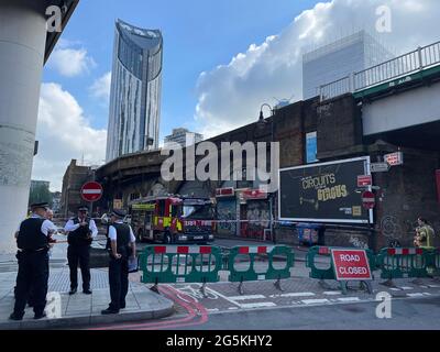 Servizi di emergenza sulla scena di un incendio scoppiato nei garage vicino alla stazione ferroviaria di Elephant e Castle a Londra. Data di emissione: Lunedì 28 giugno 2021. Foto Stock