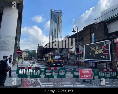 Servizi di emergenza sulla scena di un incendio scoppiato nei garage vicino alla stazione ferroviaria di Elephant e Castle a Londra. Data di emissione: Lunedì 28 giugno 2021. Foto Stock