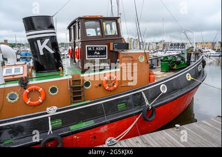 Kent Tug Boat ormeggiata al Basin No.1 a Chatham Maritime Marina, Kent, Inghilterra, ed è di proprietà e mantenuto dalla South Eastern Tug Society. Foto Stock