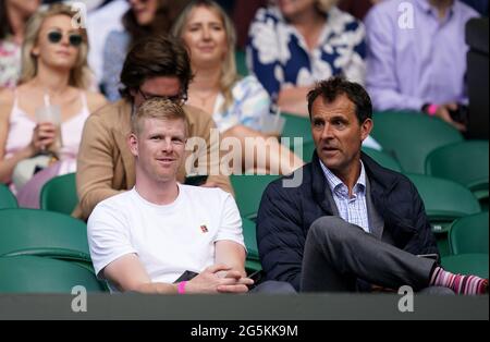 Kyle Edmund (a sinistra) negli stand al Centre Court il giorno uno di Wimbledon presso l'All England Lawn Tennis and Croquet Club, Wimbledon. Data immagine: Lunedì 28 giugno 2021. Foto Stock