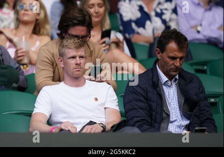 Kyle Edmund (a sinistra) negli stand al Centre Court il giorno uno di Wimbledon presso l'All England Lawn Tennis and Croquet Club, Wimbledon. Data immagine: Lunedì 28 giugno 2021. Foto Stock