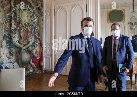 Il presidente francese Emmanuel Macron incontra Cristiano Amon, presidente e amministratore delegato di Qualcomm, durante la quarta edizione del Summit "Choose France" del Palazzo di Versailles, in Francia, il 28 giugno 2021. Foto di Stephane Lemouton/Pool/ABACAPRESS.COM Foto Stock