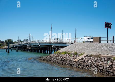 Yarmouth, Isola di Wight, Inghilterra, Regno Unito. 2021. Ponte di oscillazione che attraversa il fiume Yar che scorre nel porto di Yarmouth, Isola di Wight, Regno Unito. Foto Stock